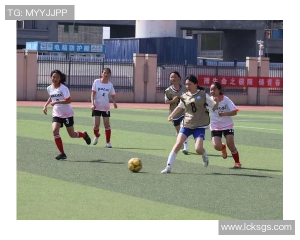 当代足球明星与青春女孩的魅力碰撞展现精彩瞬间